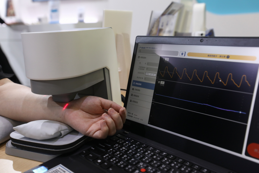 彩虹多多耘康脈象檢測系統透過電腦精準控制升降系統，還原中醫師三指把脈過程的舉、按、尋手法，將脈象感受轉化成數據，未來可結合大數據分析，實現智慧醫療及準確性